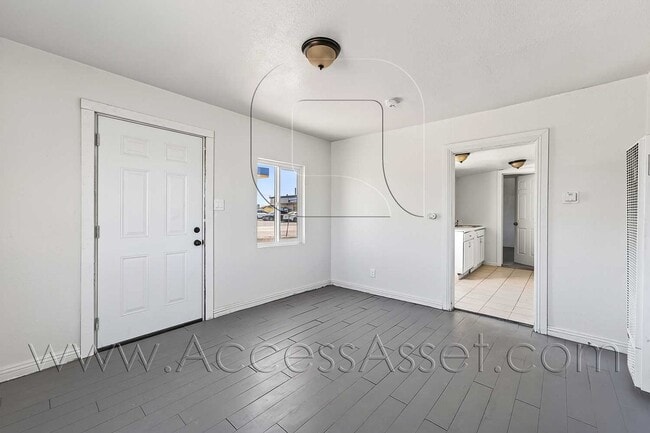 Building Photo - Cozy 1 Bed/1 Bath Duplex Home With Amazing Mountain Views In Barstow!