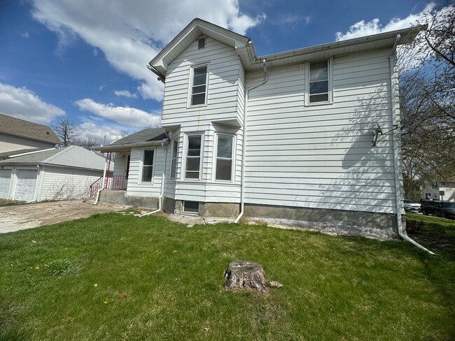 Building Photo - 3 bed 1.5 bath house in Davenport availabl...