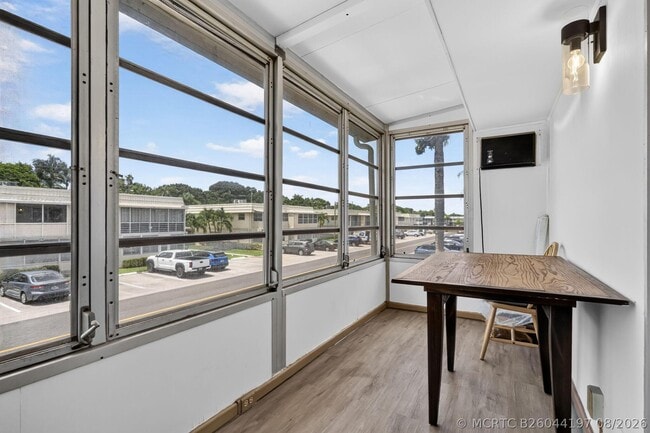 Building Photo - 654 Saxony N