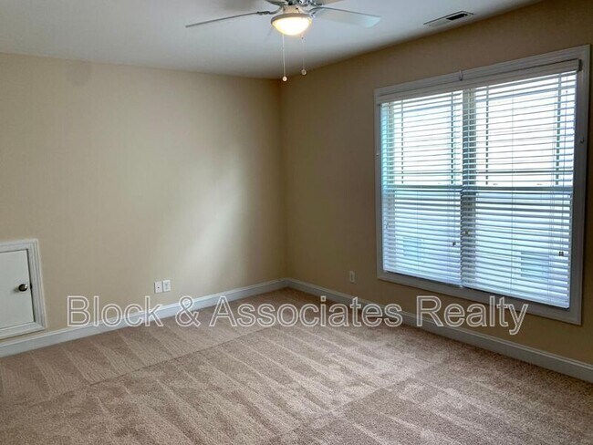 Building Photo - 706 Weavers Ridge Dr
