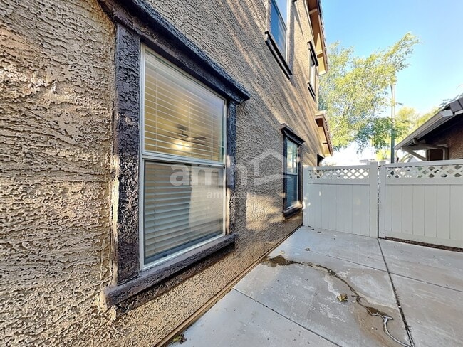 Building Photo - 1033 S Deerfield Ln