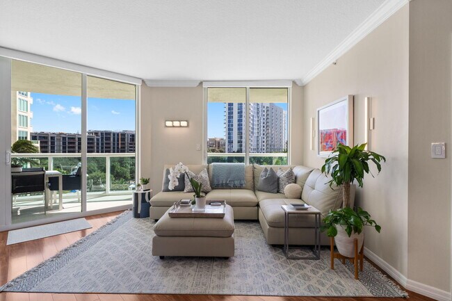 Building Photo - 347 N New River Dr E