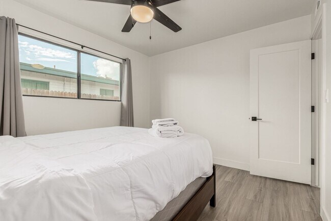 Building Photo - 6622 E Avalon Dr