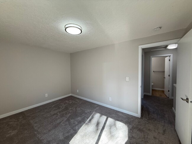 Building Photo - NOW SHOWING - RENOVATED Townhome Style Apartment In Raleigh Hills - See Listing for DETAILS and S...