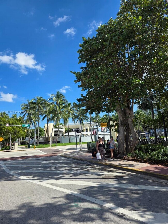 Building Photo - 7440 Harding Ave