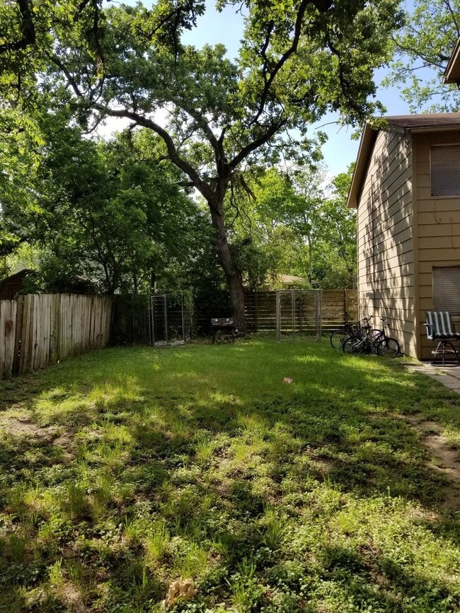 Building Photo - College Station - Northgate area -1 bedroom / 1 bath Apartment