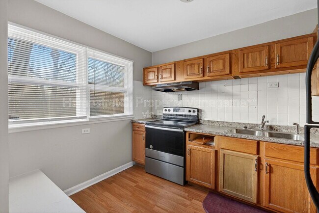 Building Photo - 9855 Medford Dr