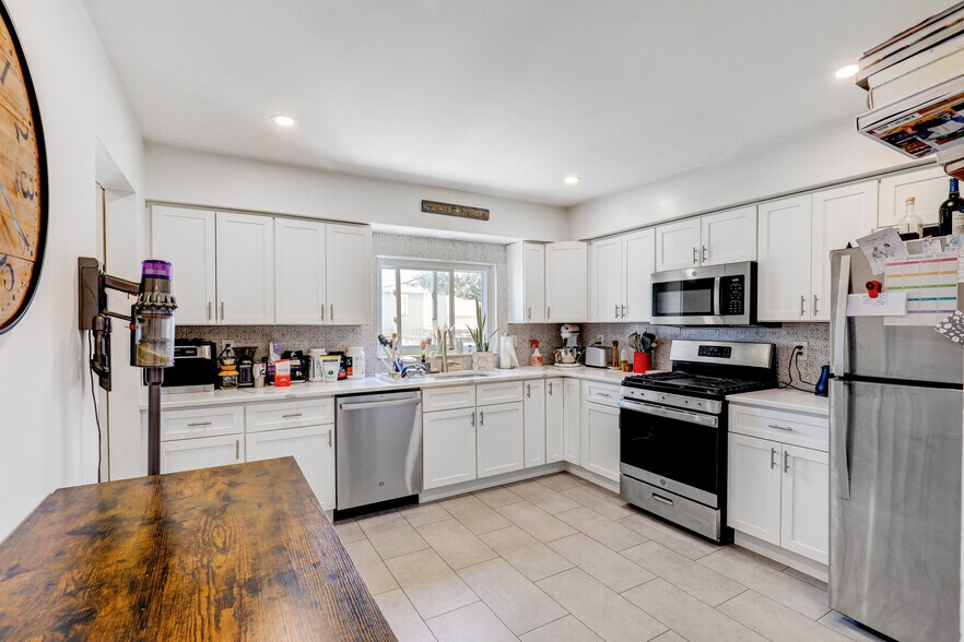 New large kitchen with quartz countertops and stainless steel appliances - 606 Beach Ave