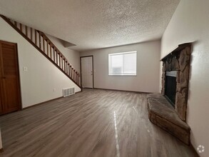 Building Photo - Tastefully updated townhome!