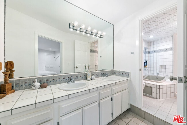 Building Photo - 6502 Dume Dr