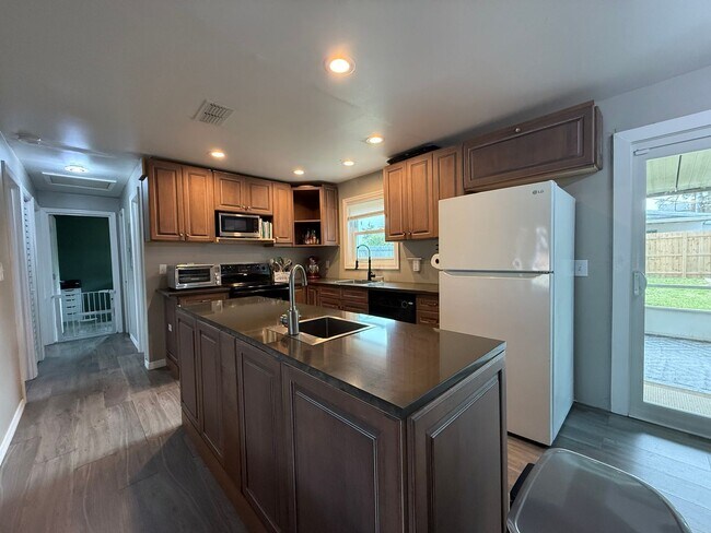 Building Photo - Spacious 4-bedroom, 2-bath pool home