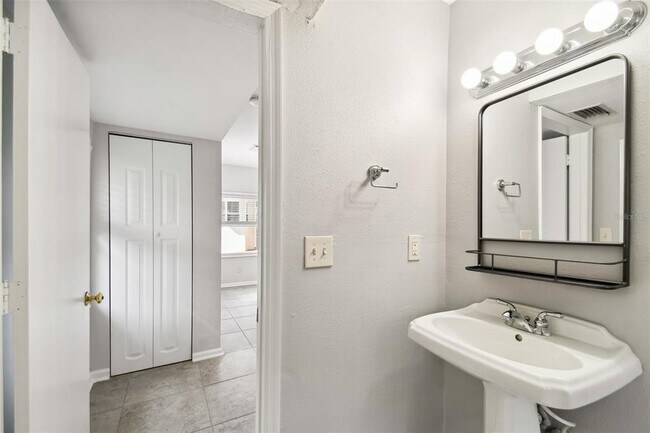 Building Photo - 2918 W Coachman Ave