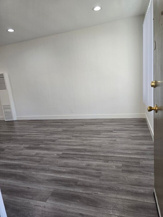 Building Photo - 3373 #6