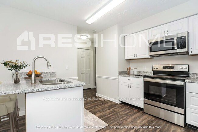 Building Photo - 665 Roxanne Dr