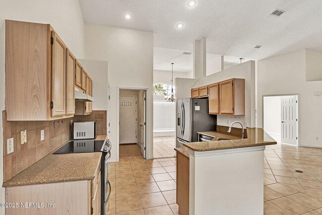 Building Photo - 2004 Water Crest Dr