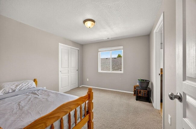 Building Photo - 3 Bedroom, 2.5 Bathroom Medford Home