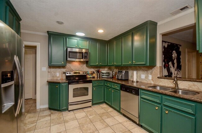 Building Photo - 4315 Fernwood Dr
