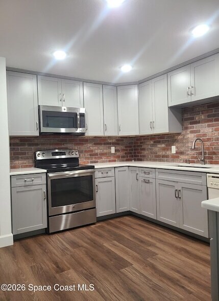 Building Photo - 760 S Brevard Ave