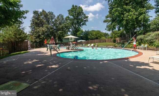Pool - 1607 Meadowview Ln
