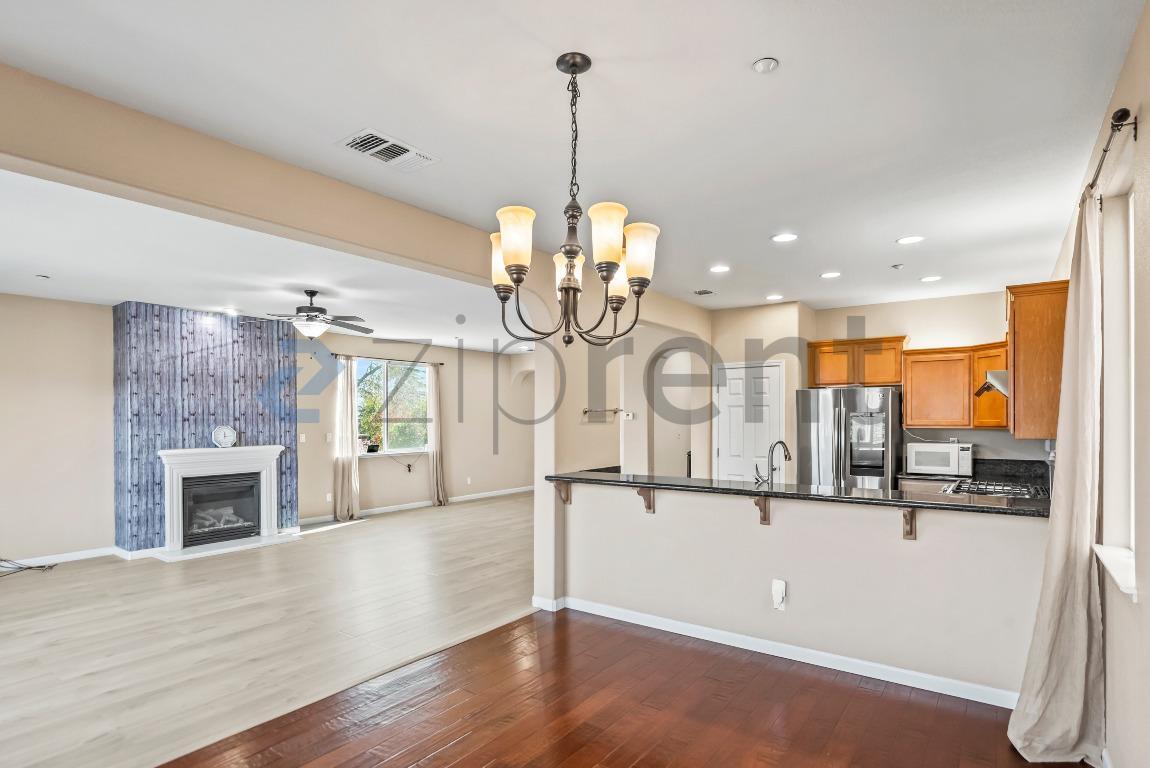 Building Photo - 205 Blum View Dr