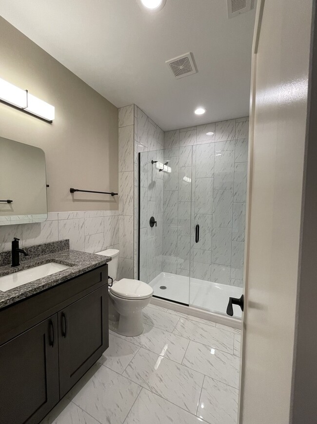 Building Photo - 400 E Hillcrest Dr