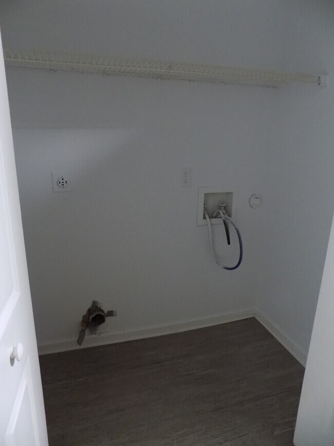 Building Photo - Available end of Julyl!! 4 Bedroom home in...