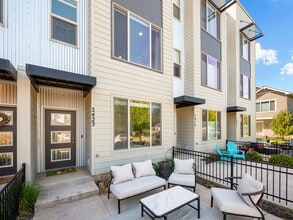 Building Photo - 2423 W Bridge Ave