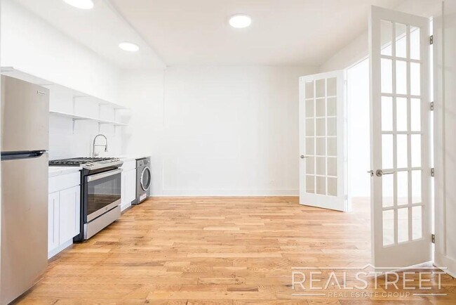Building Photo - Spacious 2 BED + office in Bushwick