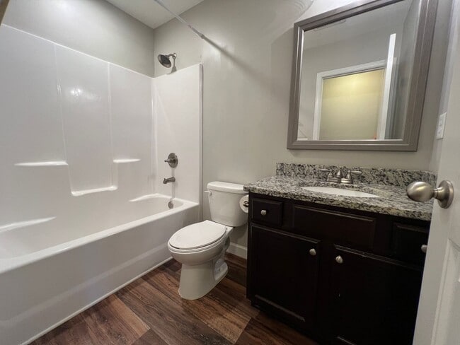 Building Photo - Spacious 3/2 Move In Ready Now!