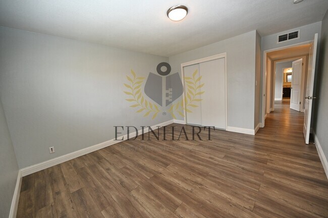 Building Photo - 412 W Sample Ave