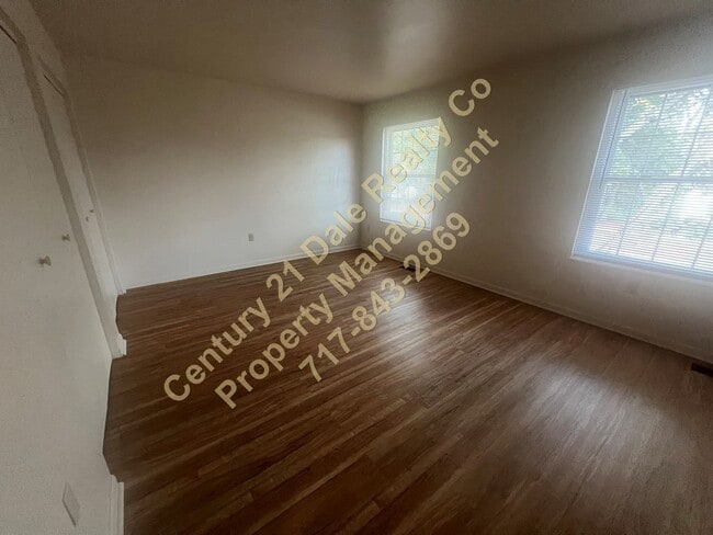 Building Photo - Lovely 2 BR, 1.5 Bath townhome in the Lexi...