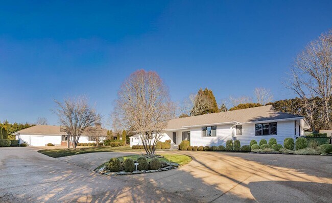 Building Photo - 91 Pantigo Rd