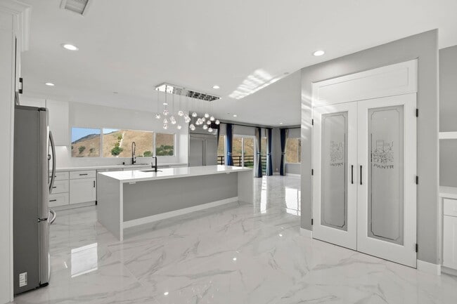 Building Photo - Modern Elegance Meets Scenic Privacy in Be...