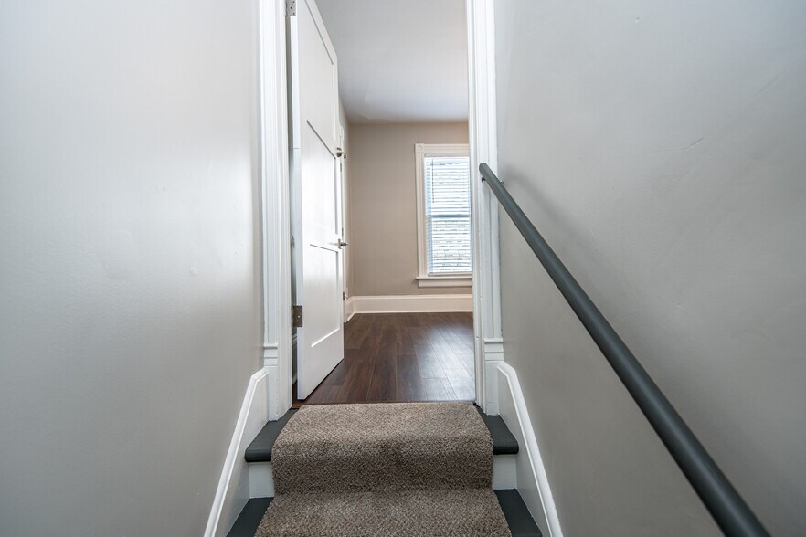 Unit Entrance - 1016 E Pearson St