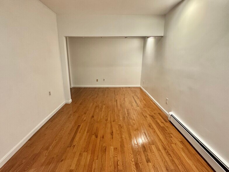 Building Photo - 390 Riverway