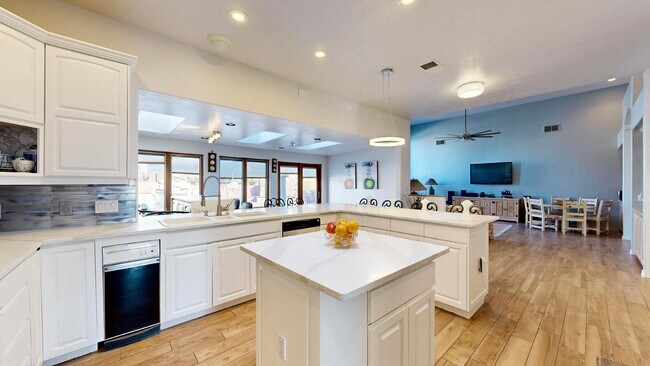 Building Photo - Move in Special Luxury 4 bedroom 4.5 bathr...