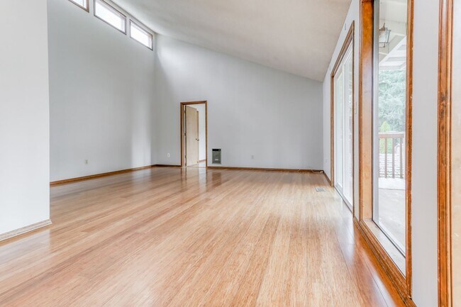 Building Photo - Custom 4BD Salmon Creek Home!