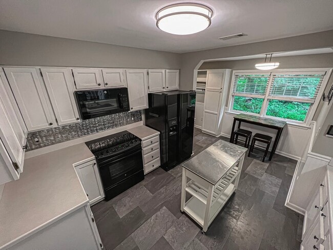 Building Photo - Bright And Relaxing 2 Bed 2 Bath Partially Furnished Home in Beautiful Franklin Farm Foundation