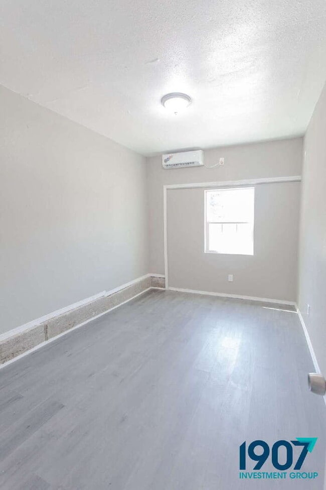 Building Photo - Spacious 5-Bedroom Home in Moore with Rece...
