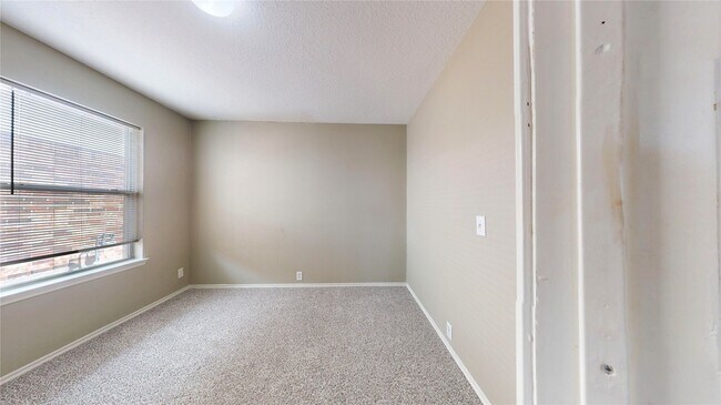 Building Photo - 6007 Baldwin Elm St