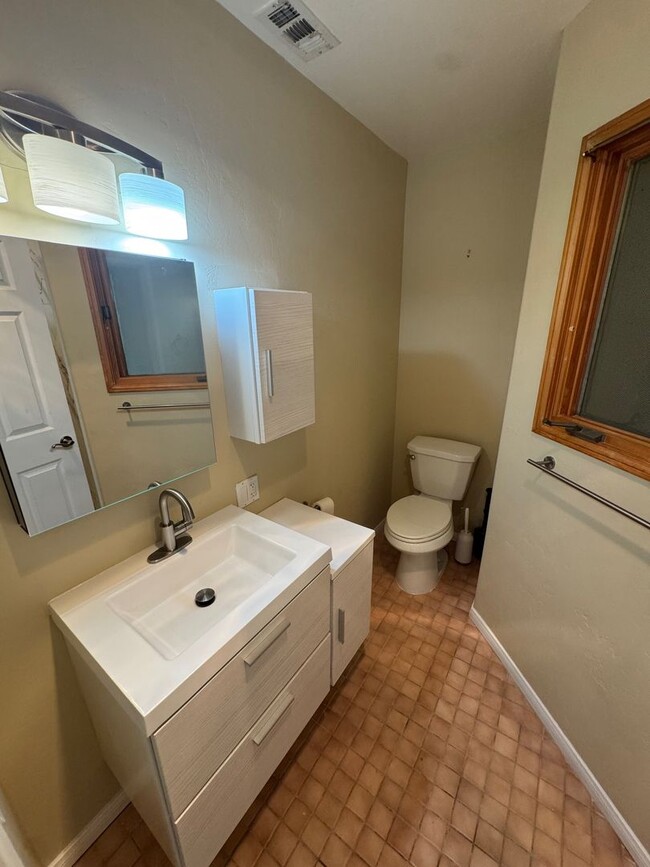 Building Photo - Quail Canyon Rd