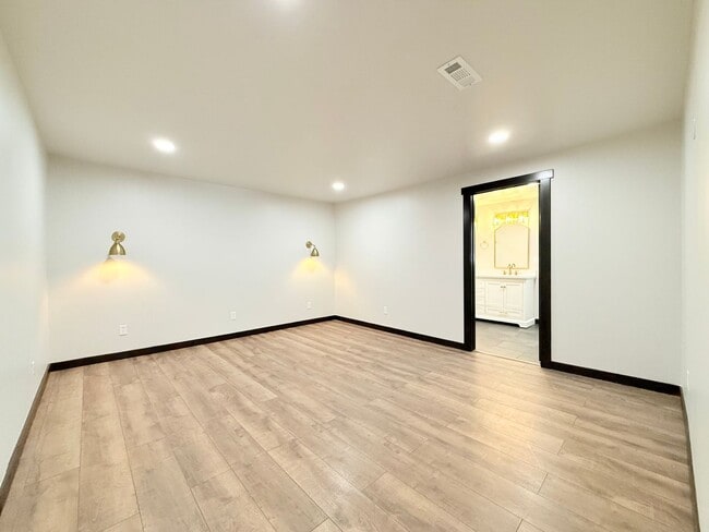 Building Photo - Beautifully Updated 2-Bedroom Home in Sandy!