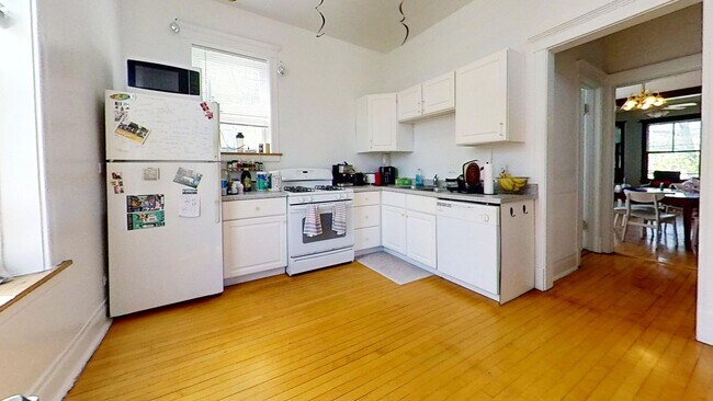 Building Photo - Top Floor Wrigleyville Two Bed Includes Heat