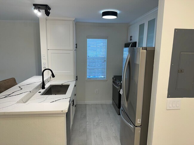 Building Photo - SEASONAL RENTAL - Downtown Sarasota Renova...