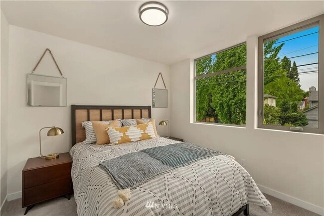 Building Photo - Ballard - Newer 3 Bedroom / 2.5 Bath Townh...