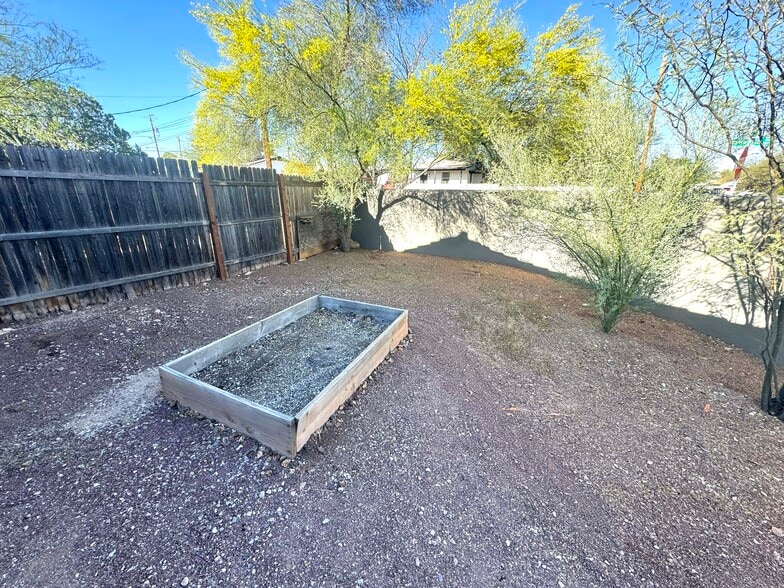 Yard - 198 N Santa Rita Ave