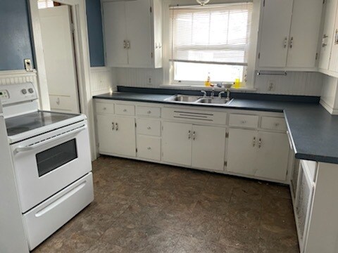Large Kitchen - 1057 Washington Ave