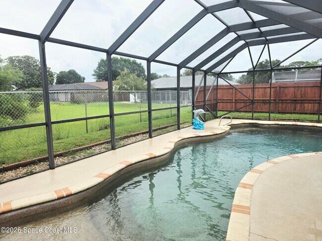 Building Photo - 870 Spirea Dr