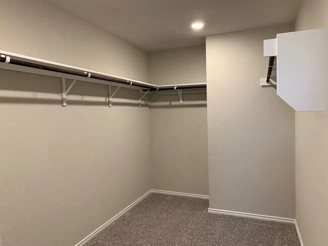 Building Photo - 271 Kinsley Wy