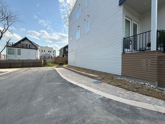 Building Photo - **OFFERING RENT PROMOTION FOR THE FIRST 6 MONTHS, REFUNDABLE APPLICATION FEES & $200 MOVE IN PROM...